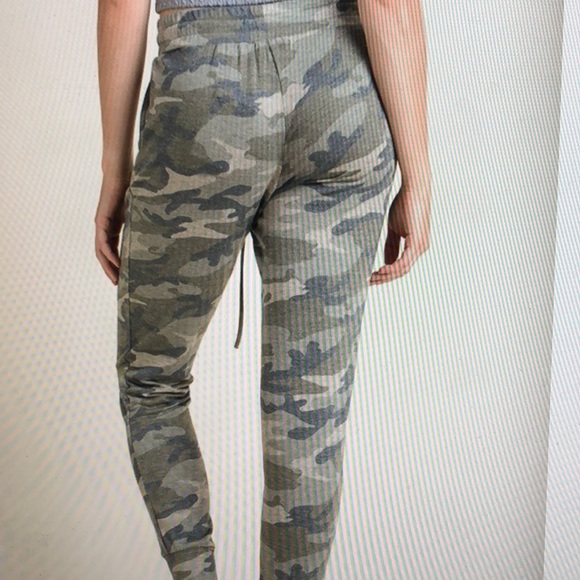 LAST ONE 😱 Camo Joggers - Picture 3 of 3